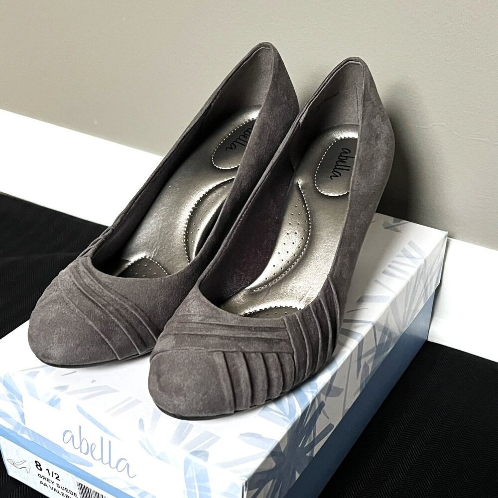 Abella Grey Suede Pumps – Size 8.5
